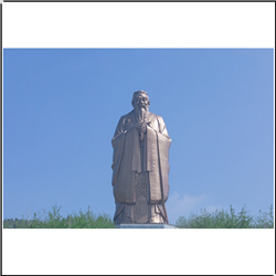 廣場中心孔子雕塑